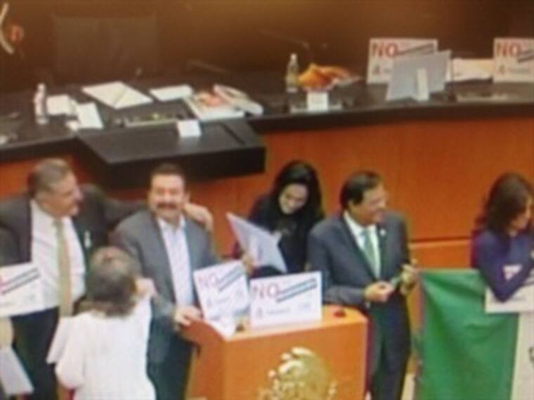 Toma PRD tribuna del Senado contra Reforma Energética