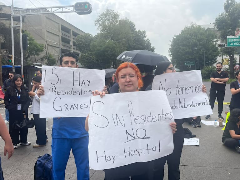 Más de 200 médicos residentes protestaron frente al Hospital General de México tras un brote de salmonela que afectó más de 170 de sus compañeros.