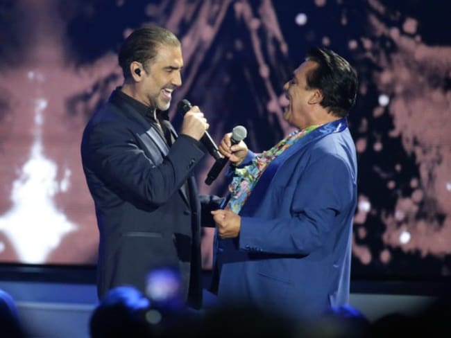 Alejandro Fernández recuerda a Juan Gabriel durante un concierto