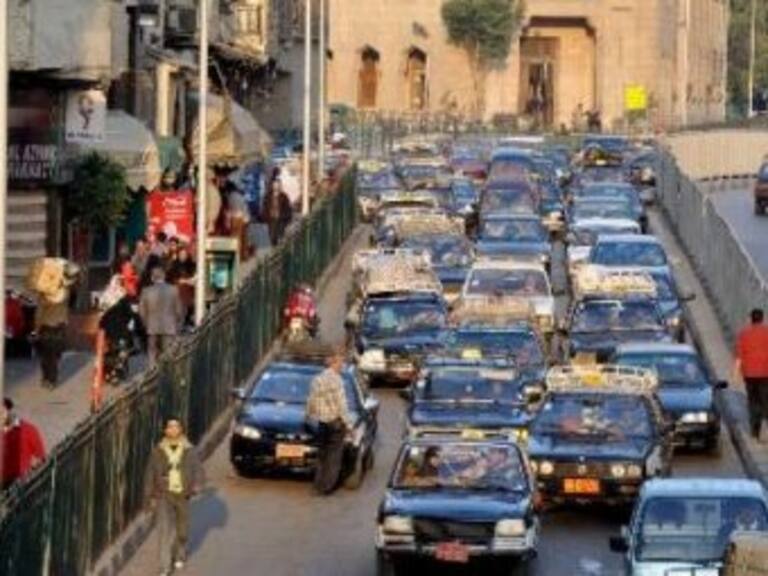 Enfrentan con lectura el estrés del tráfico urbano en El Cairo