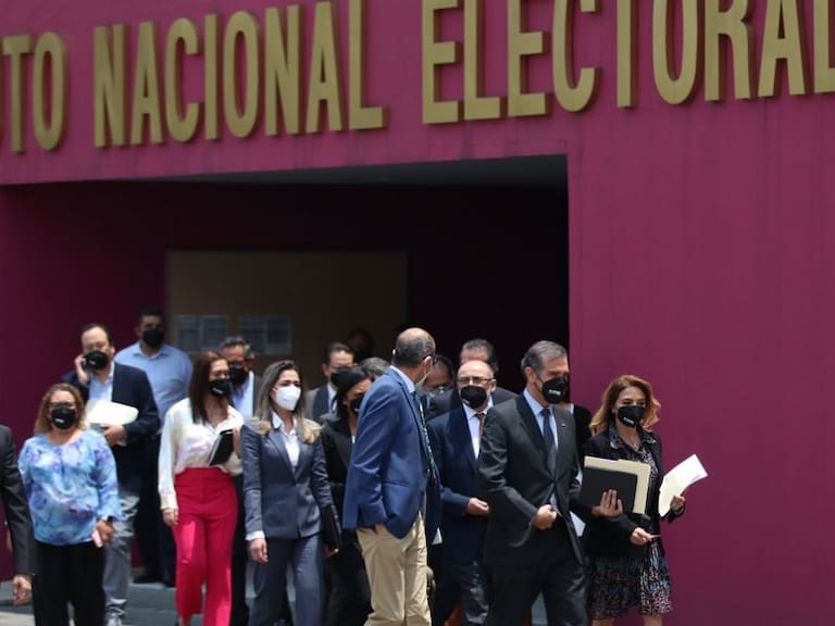 Con reforma electoral no desaparece el INE, se transforma: AMLO