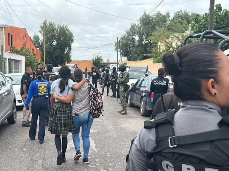 Dos sujetos encapuchados ingresaron a la Escuela Secundaria Número 13 del ejido La Unión en Torreón, Coahuila con machetes y bombas molotov agreden a directivos, uno se reporta grave.