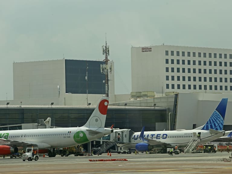 Aviación en México perfila panorama optimista pese a retos geopolíticosAdemás de la segunda pista, se modernizo la terminal 1, en aviación en general se construyo una nueva plataforma de 126, 090m2, 83 posiciones de aviones, cuatro para helicópteros, 45 hangares y nuevas instalaciones para autoridades gubernamentales.
También se inauguro el edificio de usos múltiples, que incluye un hotel con 180 habitaciones ya en operación, dos edificios de oficinas, una plaza comercial con dos niveles entre otros servicios, la inauguración fue encabezada por el Gobernador del Estado Enrique Alfaro, entre otras personalidades.
FOTO: FERNANDO CARRANZA GARCIA / CUARTOSCURO.COM