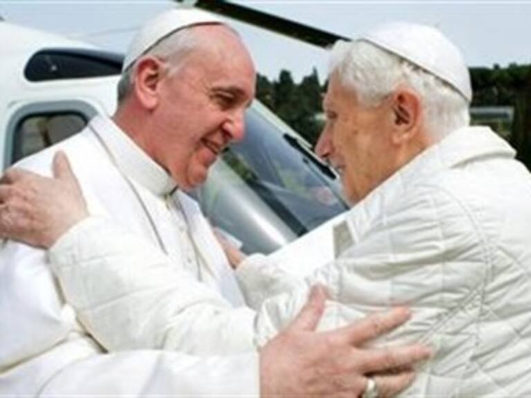 Se encuentran dos Papas y se funden en un fraternal abrazo