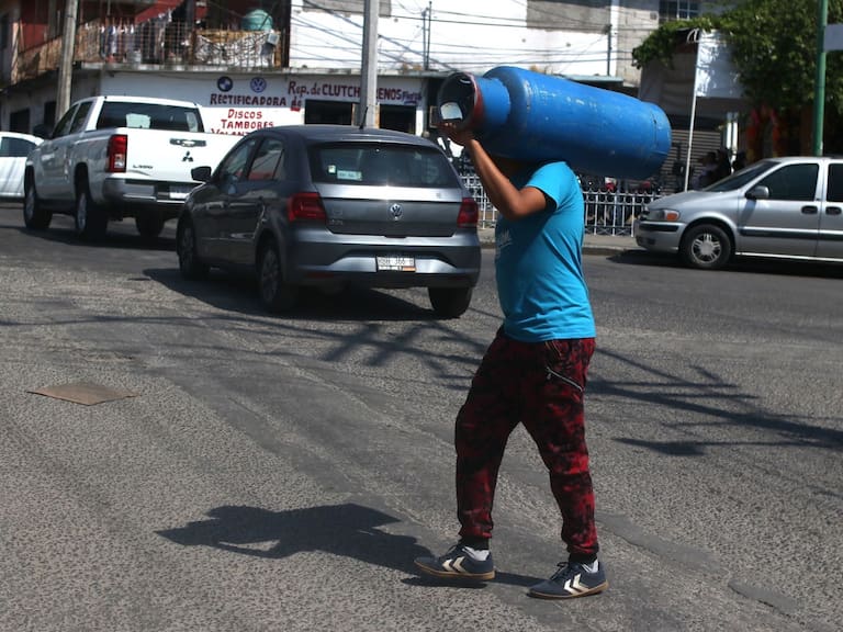 El transporte aéreo, el huevo y el gas doméstico LP disminuyeron sus precios en México. FOTO: MARGARITO PÉREZ RETANA/CUARTOSCURO.COM