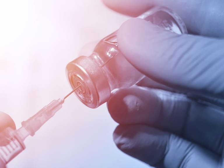 Buenas noticias; Oxford y AstraZeneca reanudan ensayos de posible vacuna