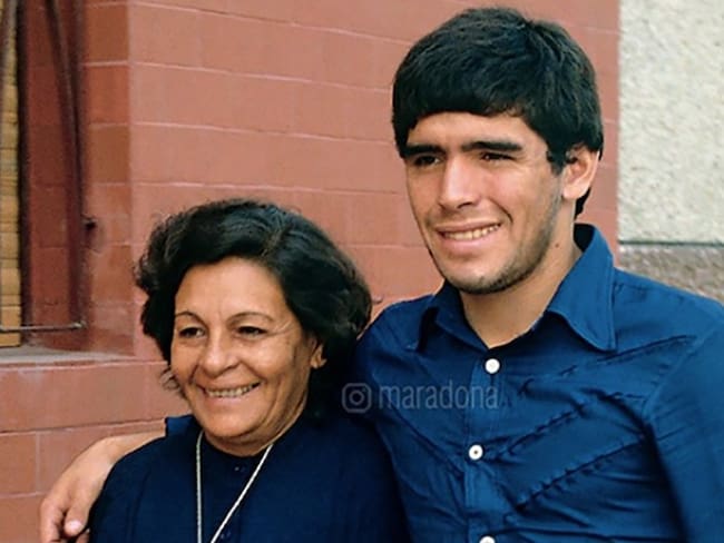 El día que Maradona ganó su primer sueldo y cómo festejó con mamá