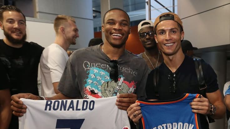 Cristiano Ronaldo intercambia playera con jugador de la NBA