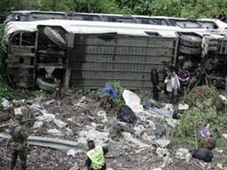 Vuelca autobús turístico en carretera México-Toluca