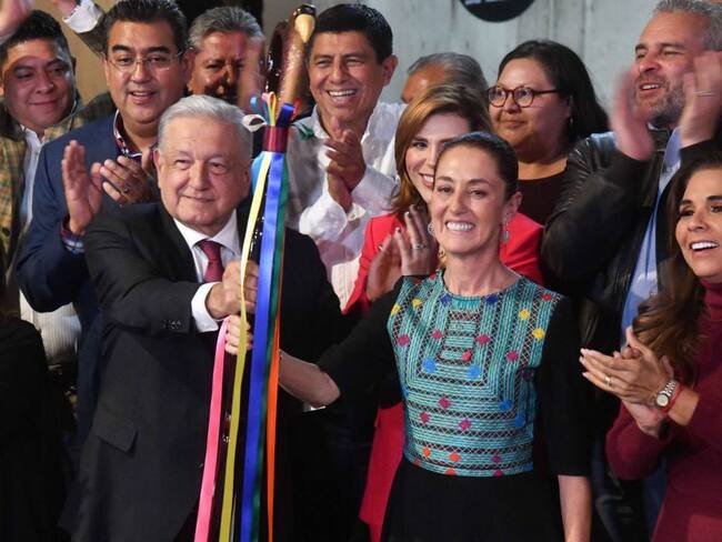 Entrega AMLO "bastón de mando" a Claudia Sheinbaum