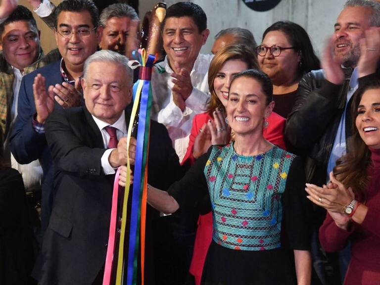 Entrega AMLO "bastón de mando" a Claudia Sheinbaum