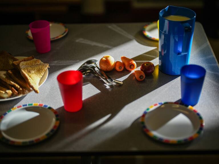 Senador propone escuelas de tiempo completo y alimentación gratuita para todos los estudiantes de educación pública