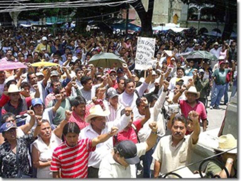 Reportan 8 lesionados durante visita de Calderón a Oaxaca