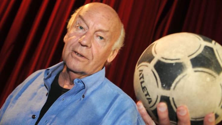 Recordamos &quot;El fútbol a sol y sombra&quot; de Eduardo Galeano a un año de su muerte