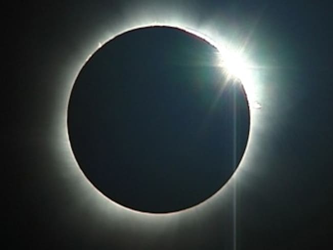 Un eclipse solar total avanza sobre Asia