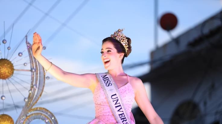 Triunfante Fátima Bosch vuelve a Tabasco tras la polémica en Miss Universo