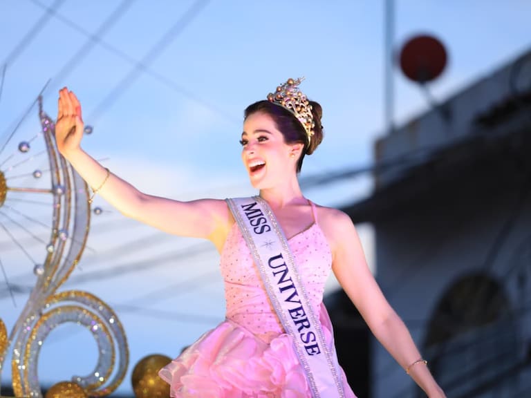 Triunfante Fátima Bosch vuelve a Tabasco tras la polémica en Miss Universo