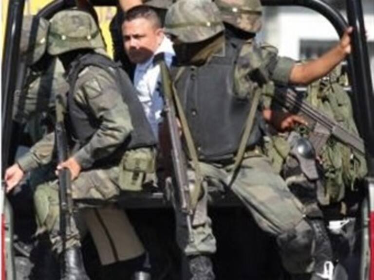Detienen a otros siete policías en Michoacán