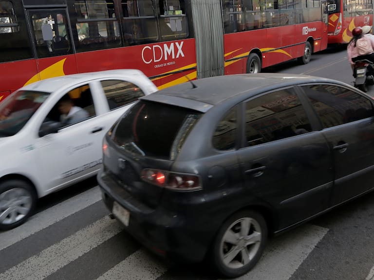 Tu engomado puede dejarte en casa este martes: revisa el Hoy No Circula. Getty Images