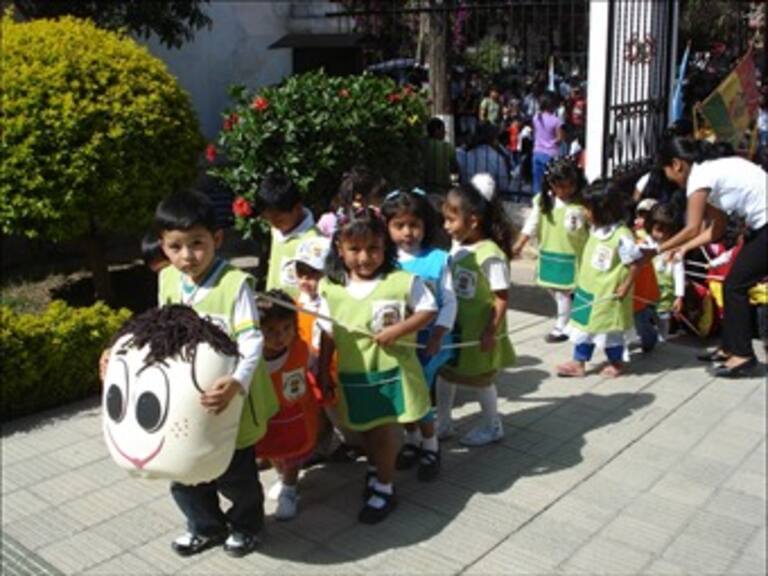 Protestan niños de preescolar contra la contaminación