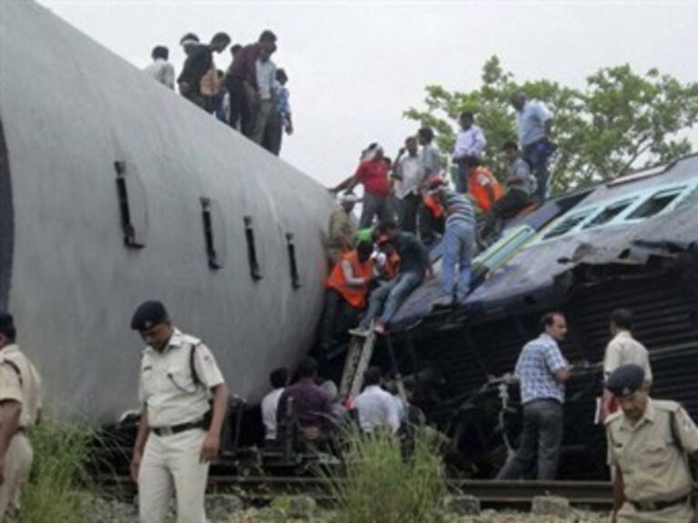 Ocasiona 40 muertos y 100 heridos choque de trenes en India
