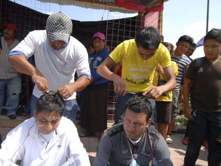 Detienen a tres personas más por rapar a maestros en Chiapas
