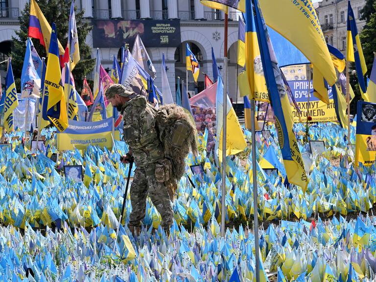 Soldado Ucraniano visita “el lugar de los caídos”.