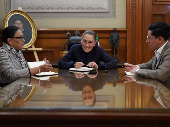 Sheinbaum invita al papa León XIV a realizar una visita oficial a México