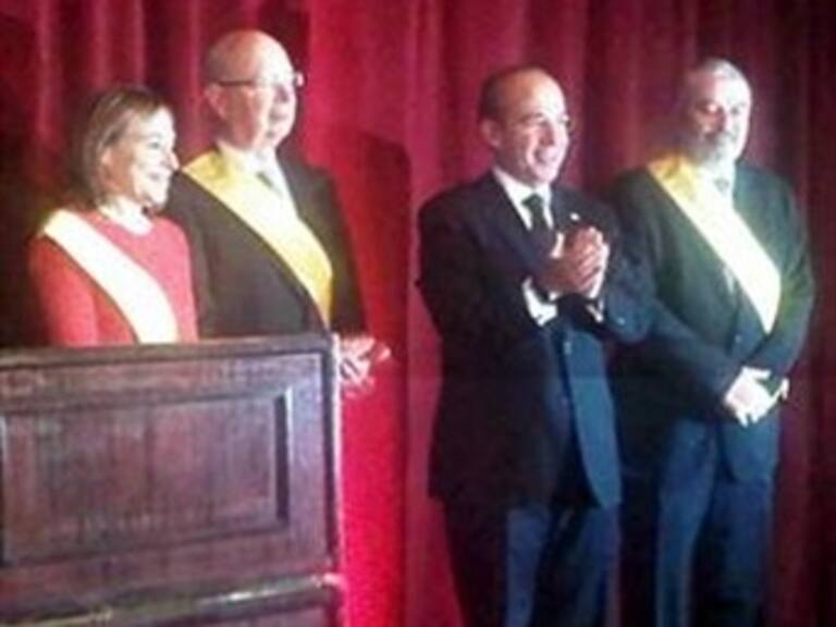 Condecora Calderón con 'La Orden del Águila Azteca' a personalidades en NY