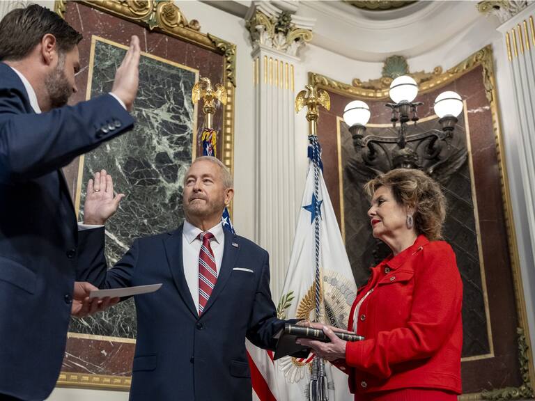 Ronald Johnson tomó protesta como nuevo embajador de Estados Unidos en México, la American Society celebra su juramentación.