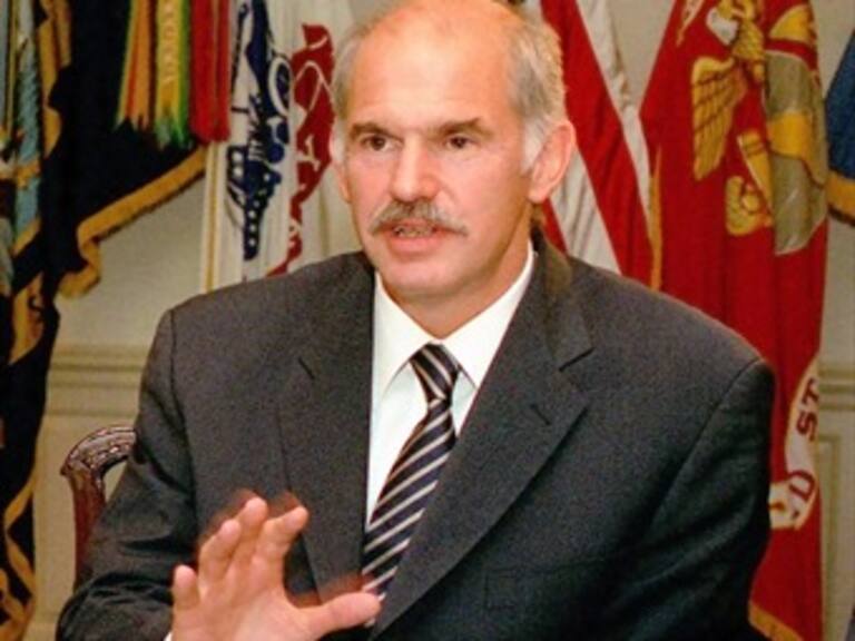 Lanzan zapato contra primer ministro de Grecia