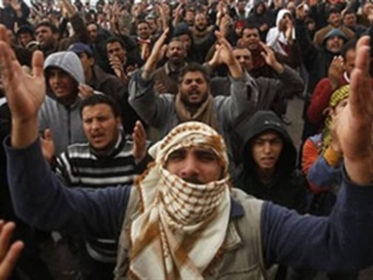 Fuerzas de Gadafi bloquean salida a los que huyen de Libia: ACNUR