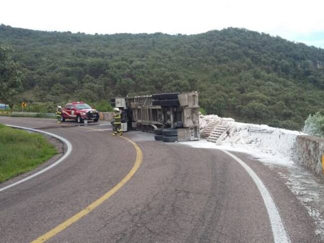 Volcadura de un tráiler, deja tres personas lesionadas en Villa Guerrero