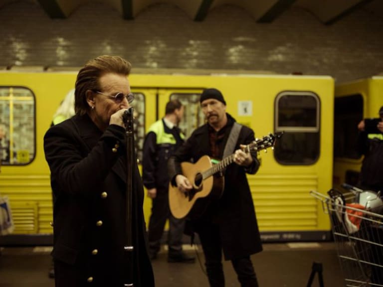 U2 sorprende a sus fans en el metro de Berlín