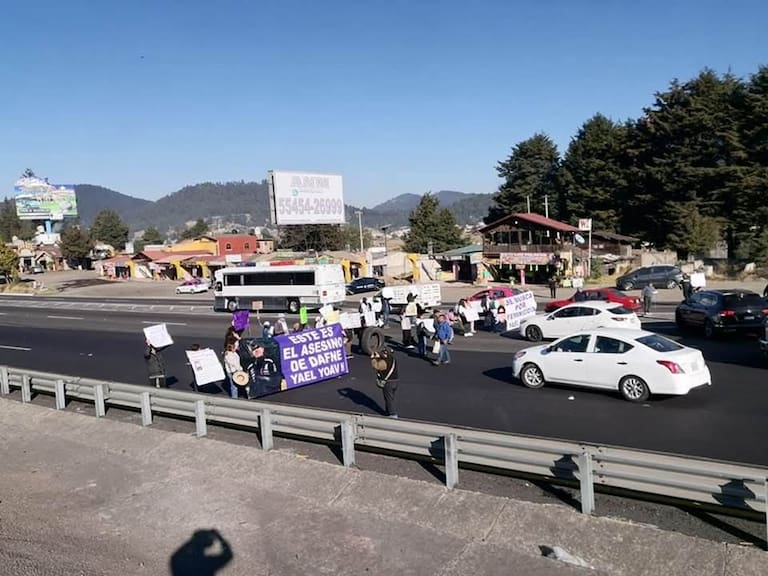 Bloqueo en la México- Toluca en dirección a la capital mexiquense complica la salida de viajantes, la demanda es por el feminicidio de la joven Dafne Evelín desaparecida en diciembre.