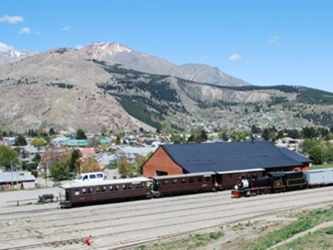 Deja siete muertos choque entre tren y camión en Indonesia