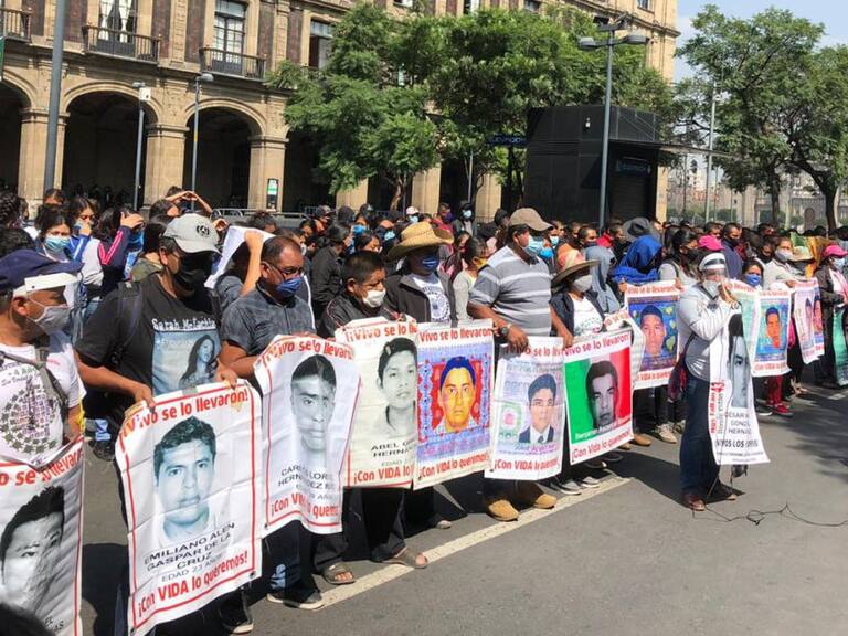 Padres de los 43 normalistas desaparecidos protestan frente a SEGOB