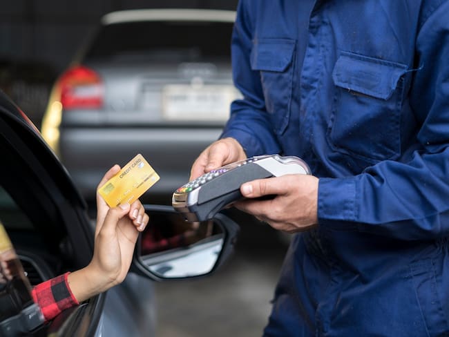 Pagar gasolina con tarjeta o vales representa ahorro sustancial al consumidor y estabilidad en precios: CNBV