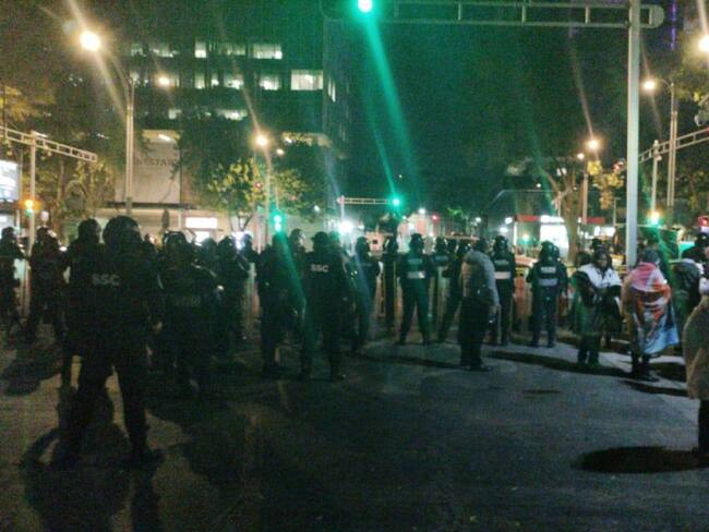 Policías encapsulan a manifestantes en el Senado