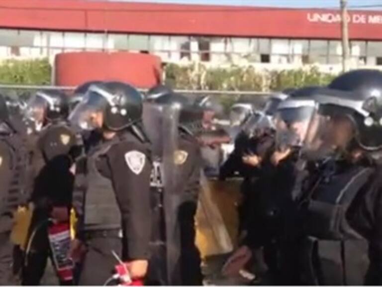 Se enfrentan maestros de la CNTE con policías