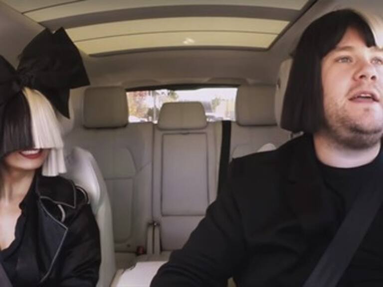 Ahora Sia se sube al "coche-karaoke"