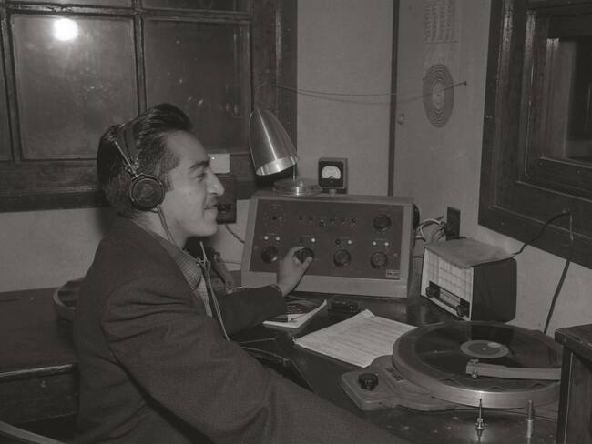 Cartas, telegramas y llamadas: cómo los oyentes inventaron su propia voz en la XEW antes de la era digital