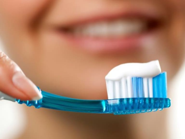¿Sabías que no es bueno enjuagarse la boca después de cepillarse los dientes?