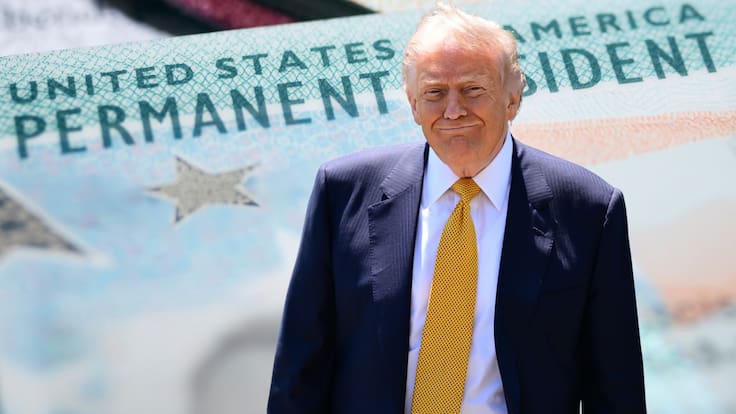 Trump endurece trámite de green card y exige salir de EE.UU. para solicitarla