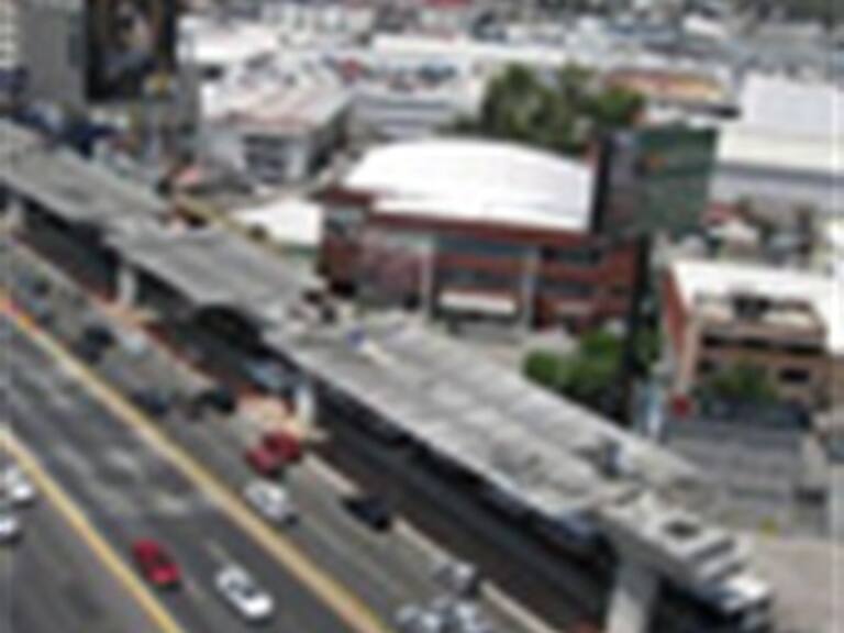 Padecen usuarios para bajar de Viaducto Elevado