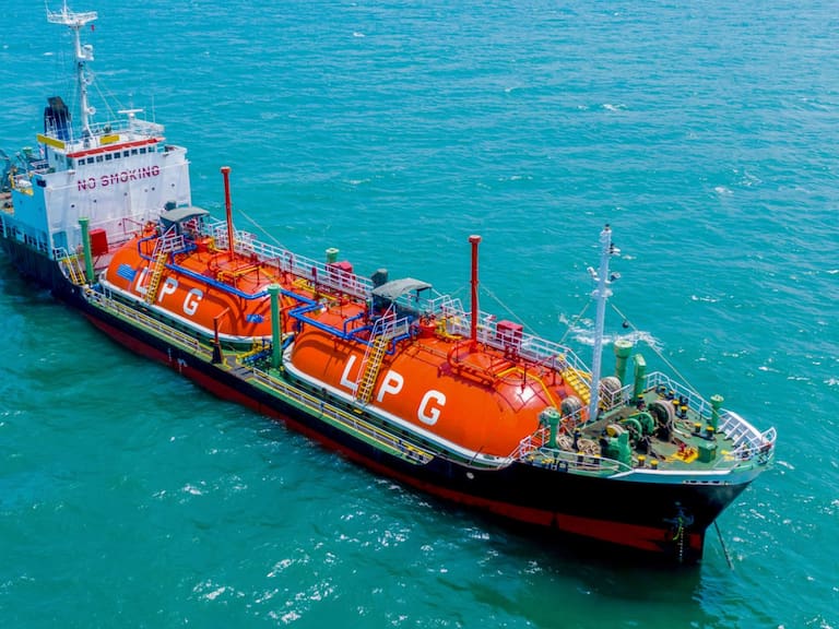 Un barco cisterna con gas cruza el estrecho de Ormuz. Getty Images