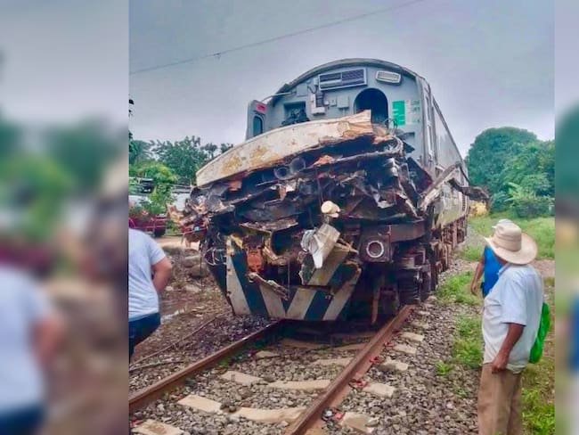 Tren Interoceánico choca contra tráiler en Chiapas; no se reportan lesionados