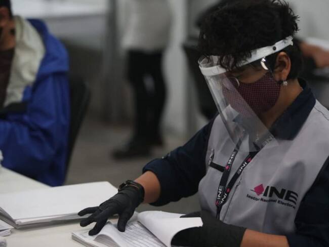 AMLO acusa al INE de violar la Constitución con casillas