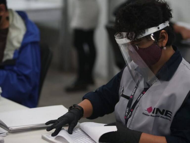 AMLO acusa al INE de violar la Constitución con casillas