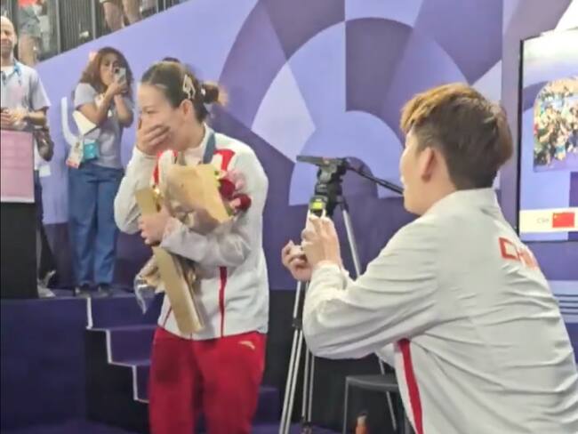 ¡El amor está en las Olimpiadas! Ganadores chinos de Badminton se comprometen tras recibir el oro